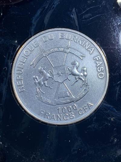 《竞宝斋》第484场 周日，周一，周二 3场连拍 （全场包邮）20级店铺 欢迎送拍 布基纳法索2016年波西米亚艺术系列-玻璃雕塑熊猫1000中非法郎带2个玻璃雕塑仿古银币 1盎司 999银 发行量1500枚 盒证全（塑料盒损坏） 盒证全（盒即证）