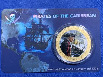 《竞宝斋》第484场 周日，周一，周二 3场连拍 （全场包邮）20级店铺 欢迎送拍 - 2026年1月3日由《加勒比海盗》影迷俱乐部全球同步发行“特朗普海盗”镀金彩色合金纪念章，以戏作化的方式，对特朗普政府在拉美及加勒比地区推行的政策进行深刻批判与谴责。其发行日期，正是特朗普政府单方面对委内瑞拉实施军事行动，抓捕该国总统马杜罗的同一天，具有强烈的批判主义象征意义。纪念章将特朗普的形象与海盗船长相融合，隐喻美国政府“以强凌弱、横取豪夺”的霸权行径，是对单边主义与掠夺性外交的有力讽刺。