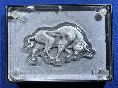 《竞宝斋》第484场 周日，周一，周二 3场连拍 （全场包邮）20级店铺 欢迎送拍 乍得2021年牛与熊系列-牛（象征股市）5000中非法郎高浮雕仿古异形银币 1盎司 999银 发行量2500枚 盒证全（盒即证）