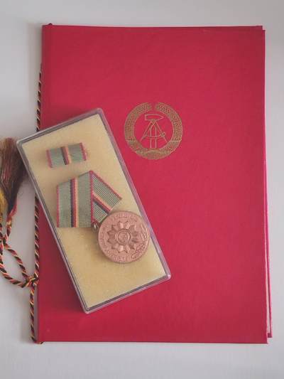 韵星假日军品类拍卖第56期  -- Rimey Holidays Militaria Auction 56 民主德国铜级内务部功绩奖章带证带原盒略