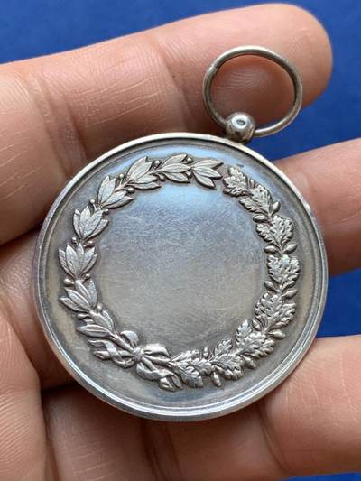 《竞宝斋》第484场 周日，周一，周二 3场连拍 （全场包邮）20级店铺 欢迎送拍 法兰西音乐节纪念银章 20.7克 37.8mm 菱形银标 带盒