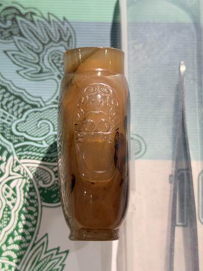 海外回流精品拍卖（五一专场） 法国回流清代玛瑙鼻烟壶 尺寸：高5.5cm。纯手工雕铺首耳，俏色。整体保存不错，口沿有处为玛瑙结构问题，壶身有一点凹进去，无磕碰，细节见图。