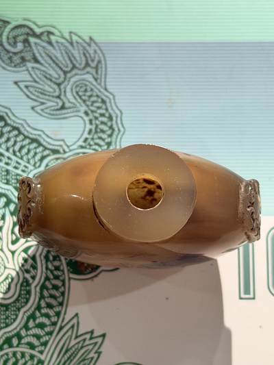 海外回流精品拍卖（五一专场） 法国回流清代玛瑙鼻烟壶 尺寸：高5.8cm。玛瑙材质，兽耳造型，壶身有雕工，膛掏正常，有小鸡爪纹。