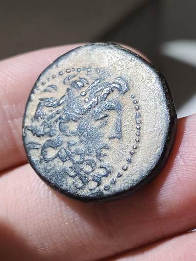 星盘世界钱币 5.2年度精品币大拍 一周年抽奖活动 罗马共和国叙利亚行省铜币，公元前48-前43年，发行于历史名城安条克。正面为宙斯侧像，背面是宙斯坐像，一手持杖，一手托举尼姫Nike。