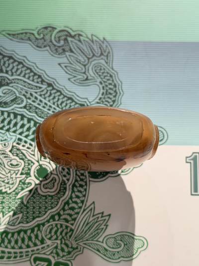 海外回流精品拍卖（五一专场） 法国回流清代玛瑙鼻烟壶 尺寸：高5.5cm。纯手工雕铺首耳，俏色。整体保存不错，口沿有处为玛瑙结构问题，壶身有一点凹进去，无磕碰，细节见图。