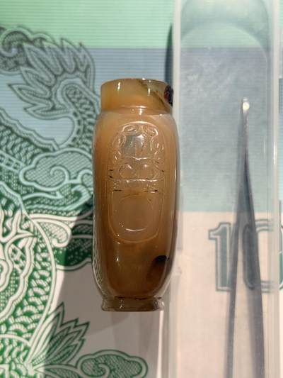 海外回流精品拍卖（五一专场） 法国回流清代玛瑙鼻烟壶 尺寸：高5.5cm。纯手工雕铺首耳，俏色。整体保存不错，口沿有处为玛瑙结构问题，壶身有一点凹进去，无磕碰，细节见图。