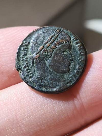 星盘世界钱币 5.2年度精品币大拍 一周年抽奖活动 康斯坦丁大帝富利。公元323-324铸于特里尔厂。正面康斯坦丁大帝头像，背面为胜利女神肩扛战利品，手执树枝，脚下有个俘虏。币文SARMATIA DEVICTA，即萨尔马提亚的胜利。