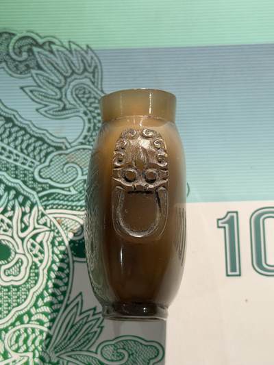 海外回流精品拍卖（五一专场） 法国回流清代玛瑙鼻烟壶 尺寸：高5.8cm。玛瑙材质，兽耳造型，壶身有雕工，膛掏正常，有小鸡爪纹。