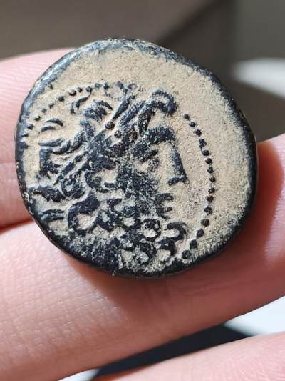 星盘世界钱币 5.2年度精品币大拍 一周年抽奖活动 罗马共和国叙利亚行省铜币，公元前48-前43年，发行于历史名城安条克。正面为宙斯侧像，背面是宙斯坐像，一手持杖，一手托举尼姫Nike。