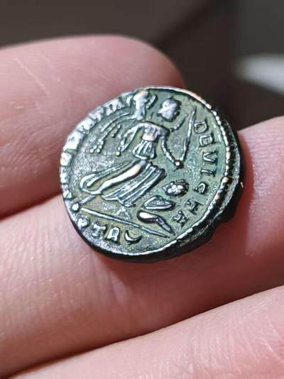 星盘世界钱币 5.2年度精品币大拍 一周年抽奖活动 康斯坦丁大帝富利。公元323-324铸于特里尔厂。正面康斯坦丁大帝头像，背面为胜利女神肩扛战利品，手执树枝，脚下有个俘虏。币文SARMATIA DEVICTA，即萨尔马提亚的胜利。