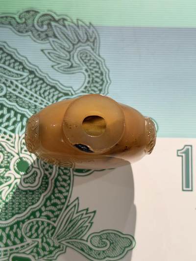 海外回流精品拍卖（五一专场） 法国回流清代玛瑙鼻烟壶 尺寸：高5.5cm。纯手工雕铺首耳，俏色。整体保存不错，口沿有处为玛瑙结构问题，壶身有一点凹进去，无磕碰，细节见图。