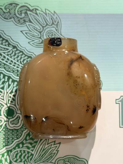 海外回流精品拍卖（五一专场） 法国回流清代玛瑙鼻烟壶 尺寸：高5.5cm。纯手工雕铺首耳，俏色。整体保存不错，口沿有处为玛瑙结构问题，壶身有一点凹进去，无磕碰，细节见图。