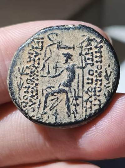 星盘世界钱币 5.2年度精品币大拍 一周年抽奖活动 罗马共和国叙利亚行省铜币，公元前48-前43年，发行于历史名城安条克。正面为宙斯侧像，背面是宙斯坐像，一手持杖，一手托举尼姫Nike。