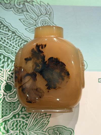 海外回流精品拍卖（五一专场） 法国回流清代玛瑙鼻烟壶 尺寸：高5.5cm。纯手工雕铺首耳，俏色。整体保存不错，口沿有处为玛瑙结构问题，壶身有一点凹进去，无磕碰，细节见图。