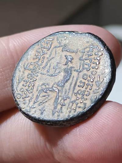 星盘世界钱币 5.2年度精品币大拍 一周年抽奖活动 罗马共和国叙利亚行省铜币，公元前48-前43年，发行于历史名城安条克。正面为宙斯侧像，背面是宙斯坐像，一手持杖，一手托举尼姫Nike。