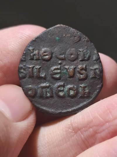 星盘世界钱币 5.2年度精品币大拍 一周年抽奖活动 拜占庭帝国 君士坦丁七世 富利铜币  公元920-944年打制，正面为君士坦丁七世像，铭文为“+const bASIL ROM”，意为“君士坦丁 罗马人的巴西琉斯”