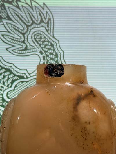 海外回流精品拍卖（五一专场） 法国回流清代玛瑙鼻烟壶 尺寸：高5.5cm。纯手工雕铺首耳，俏色。整体保存不错，口沿有处为玛瑙结构问题，壶身有一点凹进去，无磕碰，细节见图。