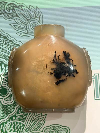 海外回流精品拍卖（五一专场） 法国回流清代玛瑙鼻烟壶 尺寸：高5.8cm。玛瑙材质，兽耳造型，壶身有雕工，膛掏正常，有小鸡爪纹。