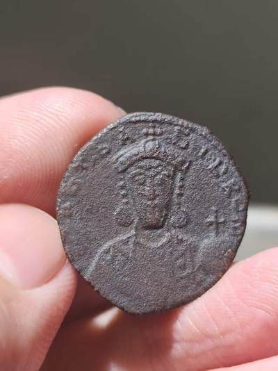 星盘世界钱币 5.2年度精品币大拍 一周年抽奖活动 拜占庭帝国 君士坦丁七世 富利铜币  公元920-944年打制，正面为君士坦丁七世像，铭文为“+const bASIL ROM”，意为“君士坦丁 罗马人的巴西琉斯”