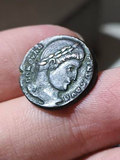 星盘世界钱币 5.2年度精品币大拍 一周年抽奖活动 康斯坦丁大帝富利。公元323-324铸于特里尔厂。正面康斯坦丁大帝头像，背面为胜利女神肩扛战利品，手执树枝，脚下有个俘虏。币文SARMATIA DEVICTA，即萨尔马提亚的胜利。