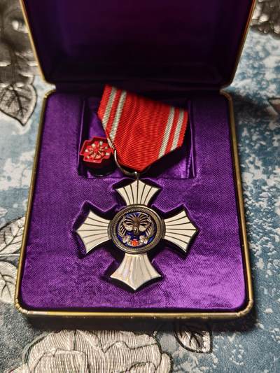 抚柳草堂-第二十九期章牌钱币  奖章勋章 满百包邮 放漏专场 - 日本赤十字社银色有功章 昭和时期原盒带杯绶 银质七宝烧完美 重32.8g  一步到位的极美品