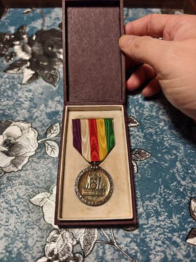 抚柳草堂-第二十九期章牌钱币  奖章勋章 满百包邮 放漏专场 - 1928昭和大礼原盒极美品 银质重15.3g 菊纹镀金 镀层完好 环彩包浆 百里挑一的状态 历史原品