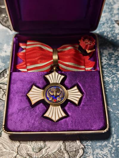 抚柳草堂-第二十九期章牌钱币  奖章勋章 满百包邮 放漏专场 - 日本赤十字社金色有功章 女版 昭和时期原盒带杯绶 银质七宝烧完美镀金层也完美 重35.3g  一步到位的极美品