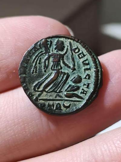 星盘世界钱币 5.2年度精品币大拍 一周年抽奖活动 康斯坦丁大帝富利。公元323-324铸于特里尔厂。正面康斯坦丁大帝头像，背面为胜利女神肩扛战利品，手执树枝，脚下有个俘虏。币文SARMATIA DEVICTA，即萨尔马提亚的胜利。