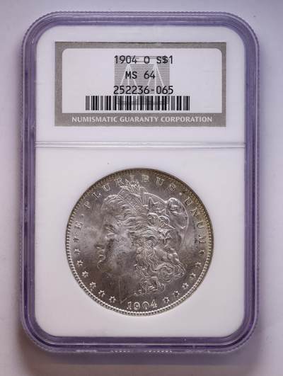 观钱 近现代机制币拍卖No.010（全场顺丰包邮，不区分偏远地区，本场5月5日开始发货）  1904-O 美国摩根 1 美元银币，NGC MS64 NGC老盒更具价值，新奥尔良造币厂（O 标记）铸造的摩根 1 美元银币，币面银光饱满，底板光泽强烈，浮雕细节锐利，无明显流通磨损痕迹，状态极佳。