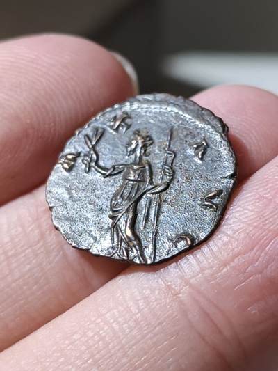 星盘世界钱币 5.2年度精品币大拍 一周年抽奖活动 泰特里库斯一世安东尼银币，公元271至274年铸于科隆厂，背和平女神一手持树枝，另一手持杖。