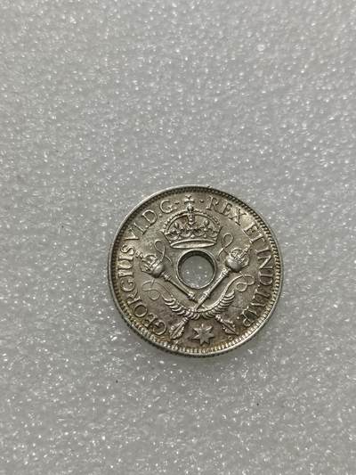 天下钱庄专场欢迎参拍 新几内亚中孔银币