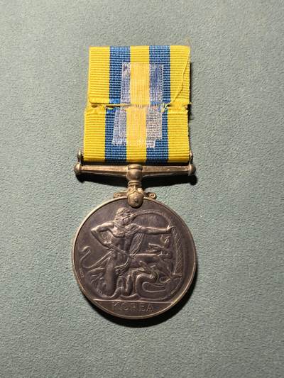 盛世勋华——号角文化勋章邮票专场拍卖第319期 英国朝鲜战争奖章 少见加拿大银版 非常见合金版本，刻名 授予参加朝鲜战争和志愿军作战的加拿大军人，该章授予加拿大西福斯高地兵团McCombe，是加拿大战斗力最强的部队之一，1951 年–1953 年该团在朝鲜中部铁原、马良山、高旺山、勿闲北山等阵地与志愿军反复争夺，三年期间该团战死 312，伤 1244