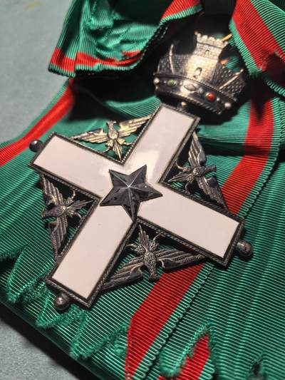 盛世勋华——号角文化勋章邮票专场拍卖第319期 意大利共和国大十字级国家功勋勋章 银质镀金珐琅，1951 年 设立，中国意大利大使李瑞宇就获得过该章，作为共和国最高民事功勋荣誉，以共和、世俗、全民的新荣誉体系，表彰在科学、文学、艺术、经济、公共服务、人道主义等领域为国家作出杰出贡献的意大利公民与外国人，该级别授予总理 / 议长 / 外长等