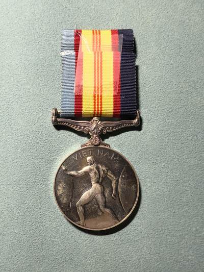 盛世勋华——号角文化勋章邮票专场拍卖第319期 英国/英联邦越南战争奖章 极为少见，1964年设立，用于表彰澳大利亚（及新西兰）武装部队在越南战争中的服役人员，1964年5月29日至1973年3月28日期间，在越南战区服役满28天即可获得该奖章。是数量最少的战役章之一