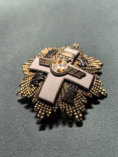 盛世勋华——号角文化勋章邮票专场拍卖第319期 西班牙大十字级航空功勋勋章星章 直径69毫米 早期定制银版，银质镀金珐琅，1945 年，佛朗哥时期创立，用于表彰航空领域杰出贡献，该勋章最高等级，授予西班牙空军人员、民航航空从业者； 对西班牙航空事业、国防航空、航空救援、航天合作有突出贡献的外籍人士； 定位：西班牙三大军事功勋勋章之一（陆军、海军、航空），航空领域最高荣誉