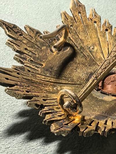 盛世勋华——号角文化勋章邮票专场拍卖第319期 西班牙大十字级航空功勋勋章星章 直径69毫米 早期定制银版，银质镀金珐琅，1945 年，佛朗哥时期创立，用于表彰航空领域杰出贡献，该勋章最高等级，授予西班牙空军人员、民航航空从业者； 对西班牙航空事业、国防航空、航空救援、航天合作有突出贡献的外籍人士； 定位：西班牙三大军事功勋勋章之一（陆军、海军、航空），航空领域最高荣誉