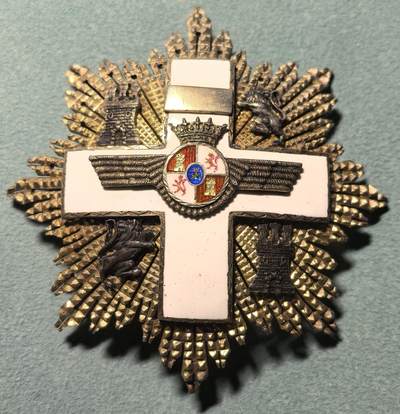 盛世勋华——号角文化勋章邮票专场拍卖第319期 西班牙大十字级航空功勋勋章星章 直径69毫米 早期定制银版，银质镀金珐琅，1945 年，佛朗哥时期创立，用于表彰航空领域杰出贡献，该勋章最高等级，授予西班牙空军人员、民航航空从业者； 对西班牙航空事业、国防航空、航空救援、航天合作有突出贡献的外籍人士； 定位：西班牙三大军事功勋勋章之一（陆军、海军、航空），航空领域最高荣誉