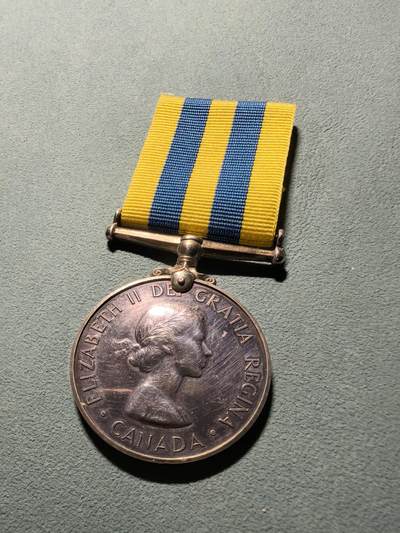 盛世勋华——号角文化勋章邮票专场拍卖第319期 英国朝鲜战争奖章 少见加拿大银版 非常见合金版本，刻名 授予参加朝鲜战争和志愿军作战的加拿大军人，该章授予加拿大西福斯高地兵团McCombe，是加拿大战斗力最强的部队之一，1951 年–1953 年该团在朝鲜中部铁原、马良山、高旺山、勿闲北山等阵地与志愿军反复争夺，三年期间该团战死 312，伤 1244