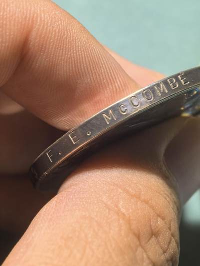 盛世勋华——号角文化勋章邮票专场拍卖第319期 英国朝鲜战争奖章 少见加拿大银版 非常见合金版本，刻名 授予参加朝鲜战争和志愿军作战的加拿大军人，该章授予加拿大西福斯高地兵团McCombe，是加拿大战斗力最强的部队之一，1951 年–1953 年该团在朝鲜中部铁原、马良山、高旺山、勿闲北山等阵地与志愿军反复争夺，三年期间该团战死 312，伤 1244