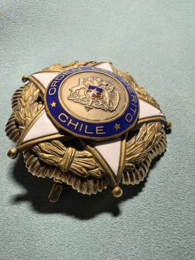 盛世勋华——号角文化勋章邮票专场拍卖第319期 智利大十字级功勋勋章星章 直径68毫米 银质镀金珐琅，1906 年创立，1929 年正式定名 “功绩勋章”，智利最高对外荣誉，仅授予外国人，表彰对智利的杰出贡献。2020年，中国驻智利大使徐步就获得过该章