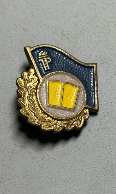 盛世勋华——号角文化勋章邮票专场拍卖第319期 民主德国（东德）“恩斯特·台尔曼”少先队的优秀学习证章，也被称为“良好知识证章”。