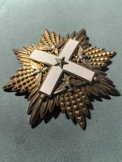 盛世勋华——号角文化勋章邮票专场拍卖第319期 意大利共和国大十字级国家功勋勋章 银质镀金珐琅，1951 年 设立，中国意大利大使李瑞宇就获得过该章，作为共和国最高民事功勋荣誉，以共和、世俗、全民的新荣誉体系，表彰在科学、文学、艺术、经济、公共服务、人道主义等领域为国家作出杰出贡献的意大利公民与外国人，该级别授予总理 / 议长 / 外长等