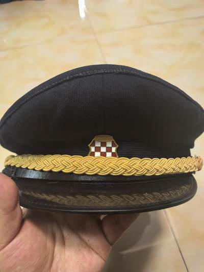 盛世勋华——号角文化勋章邮票专场拍卖第319期 黑塞哥-波斯尼亚克罗地亚共和国警察大檐帽 带厂标 头围：58.5厘米