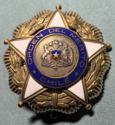 盛世勋华——号角文化勋章邮票专场拍卖第319期 智利大十字级功勋勋章星章 直径68毫米 银质镀金珐琅，1906 年创立，1929 年正式定名 “功绩勋章”，智利最高对外荣誉，仅授予外国人，表彰对智利的杰出贡献。2020年，中国驻智利大使徐步就获得过该章