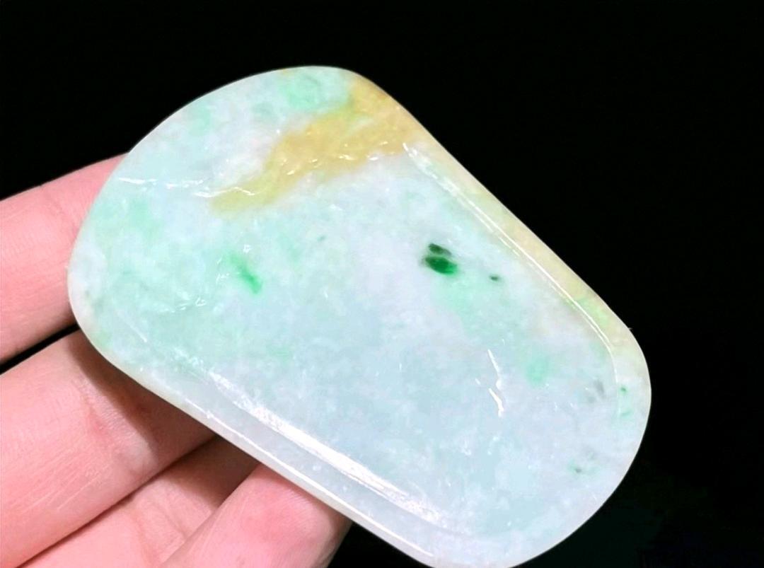 天然翡翠黄加绿观音牌｜俏色精雕收藏挂件​长5cm，宽0.6cm，高7cm重量