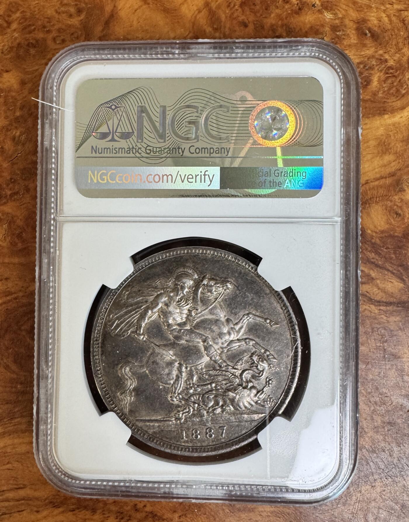 1887年英国维多利亚女王高冠马剑大银币，NGC AUD！银价未来必会暴力拉