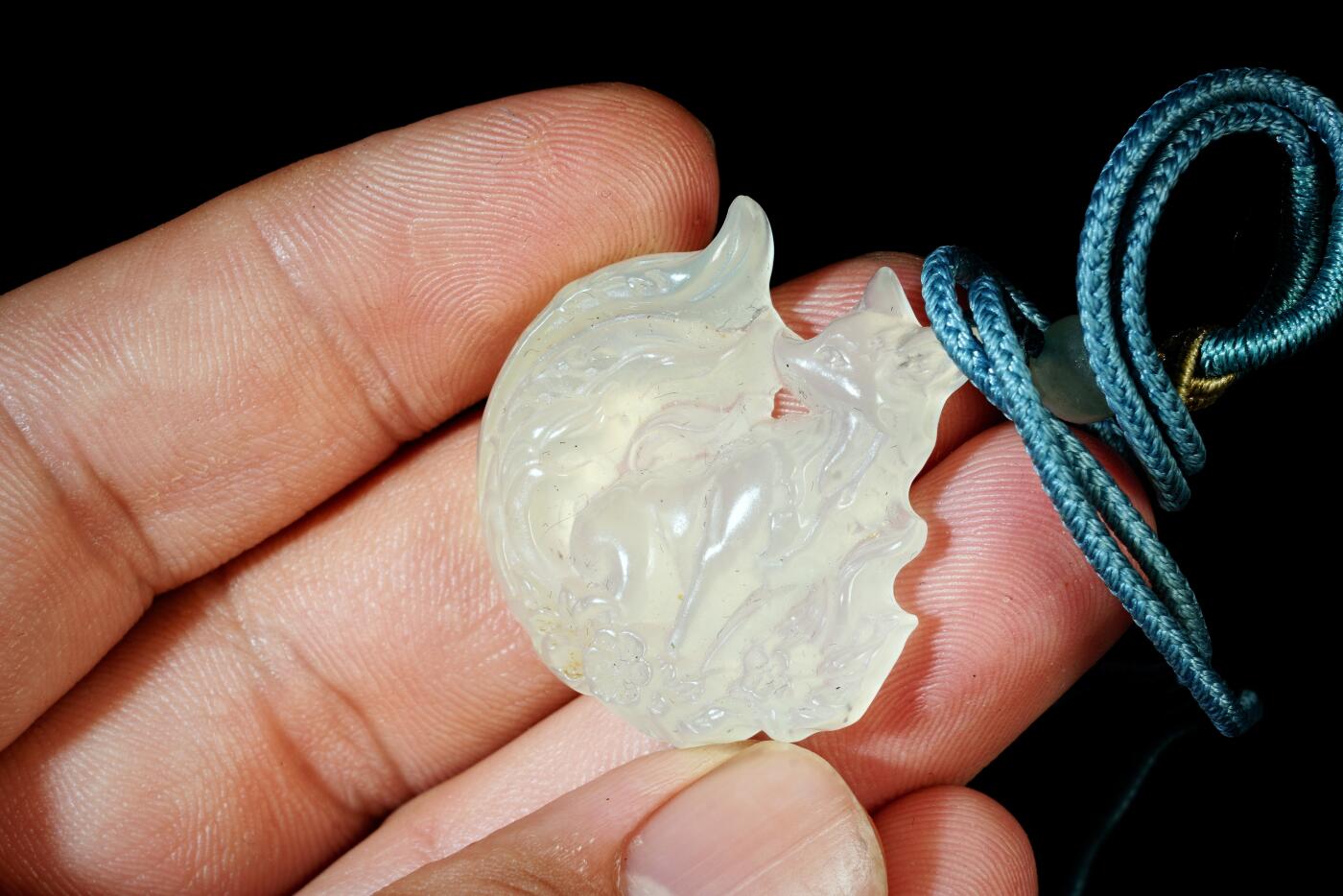 天然冰种岫玉精雕《九尾狐》挂件102-183 - 上海都达拍卖有限公司- 上海