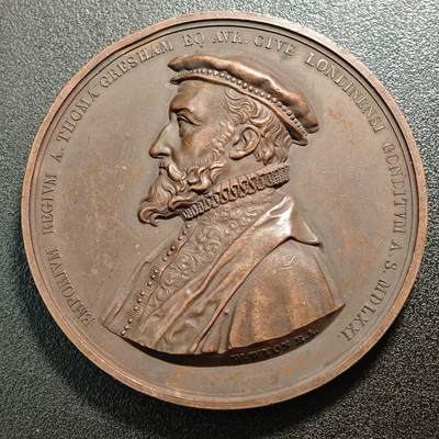 【德藏】世界币章拍卖第175期 - 1558年英国伦敦市政厅重建纪念大型铜章，直径约73.6mm，重量约206.8g，高浮雕工艺，英格兰都铎时期政治家托马斯·格雷舍姆肖像，维多利亚女神立像与新古典主义市政建筑立面，官方历史纪念章