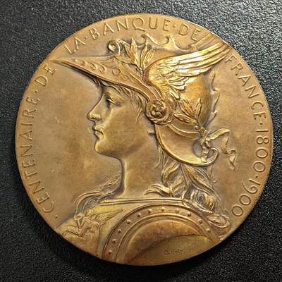 【德藏】世界币章拍卖第175期 - 1900年法国法兰西银行成立百周年官方纪念大型铜章，直径约68.9mm，重量约133g，高浮雕艺术工艺，雅典娜女神佩翼盔侧像，古典主义女性人物与山谷城市景观场景，Antoine Broc雕刻大型艺术铜章