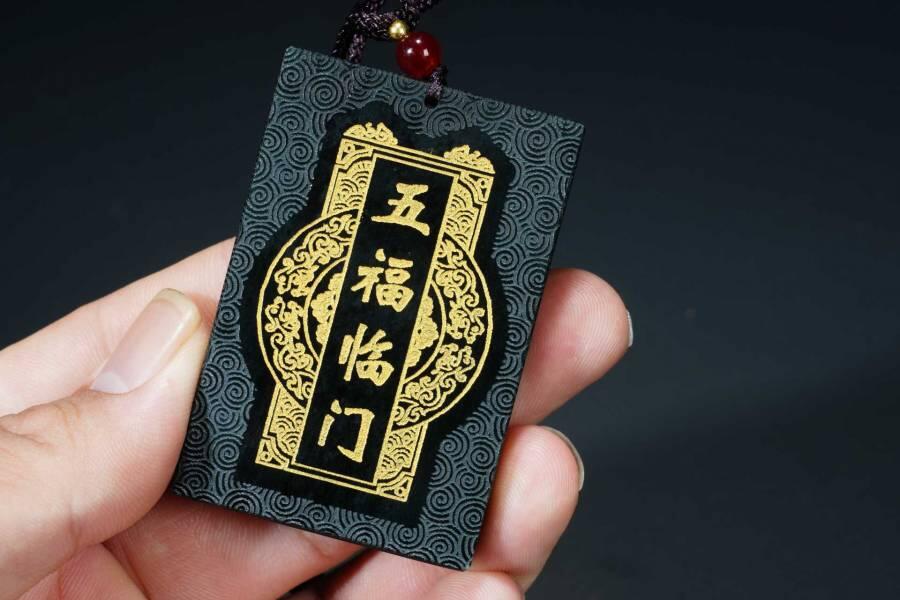 天然和田玉青玉浮雕《招财进宝》挂牌附鉴定证书- 上海都达拍卖有限公司